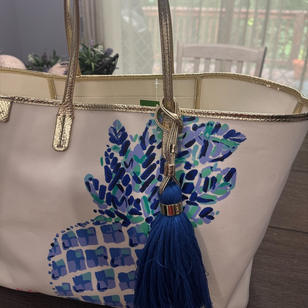 Lilly Pulitzer bon voyage multi toe in engineered NWTs comes with matching pouch